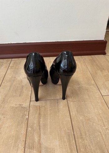 Siyah topuklu ayakkabı - Görsel 3