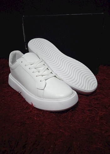 Beyaz  Erkek Spor Ayakkabı
44,43,40 numaralar vardır - Görsel 3