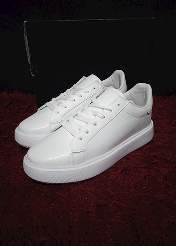 Beyaz  Erkek Spor Ayakkabı
44,43,40 numaralar vardır - Görsel 4