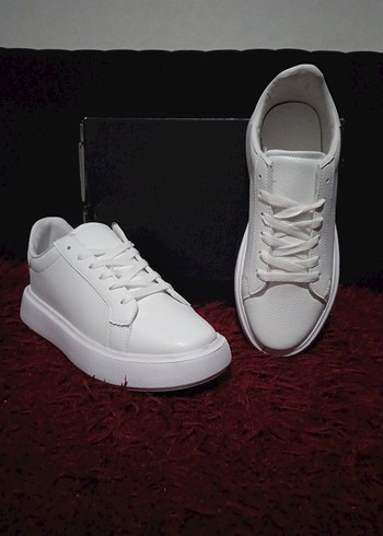 Beyaz  Erkek Spor Ayakkabı
44,43,40 numaralar vardır - Görsel 2