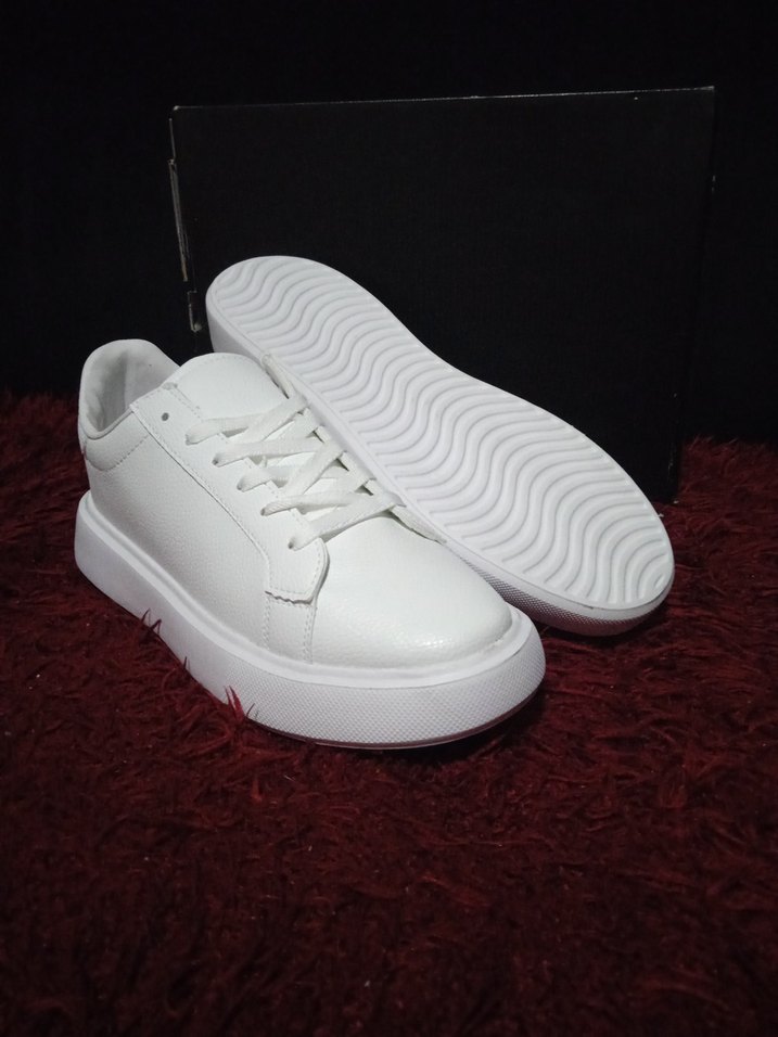 Beyaz  Erkek Spor Ayakkabı
44,43,40 numaralar vardır - Görsel 3