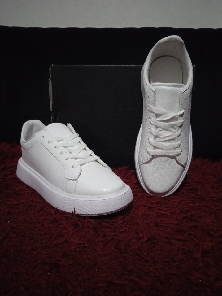 Beyaz  Erkek Spor Ayakkabı
44,43,40 numaralar vardır - Görsel 2