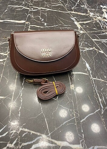 Miu Miu MIU MIU BAGET - DİĞER MODELLER İÇİN SOLA KAYDIRIN