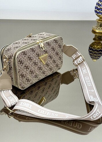 Guess GUESS - ASKILI ÇAPRAZ - DİĞER RENKLER İÇİN SOLA KAYDIRINIZ