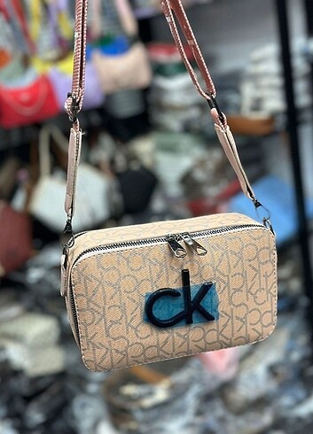 Calvin Klein CALVIN KLEİN-ÇAPRAZ ÇANTA-DİĞER RENKLER İÇİN SOLA KAYDIRINIZ