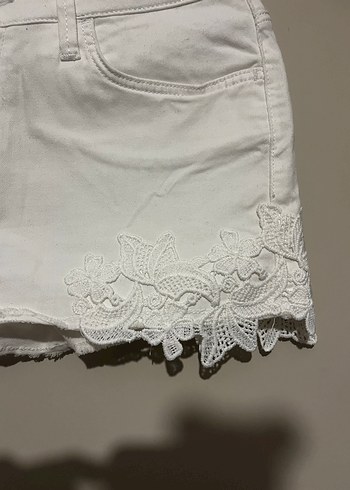 Mavi Dantel Detaylı Beyaz Mini Şort