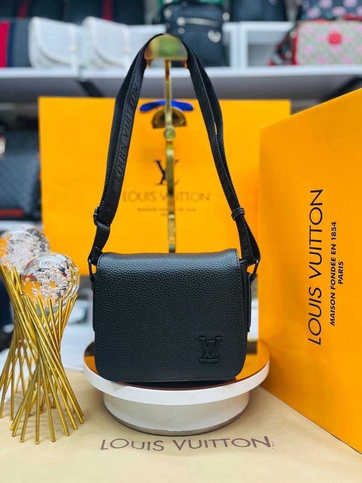 Louis Vuitton Erkek Siyah Omuz Çantası - Görsel 3