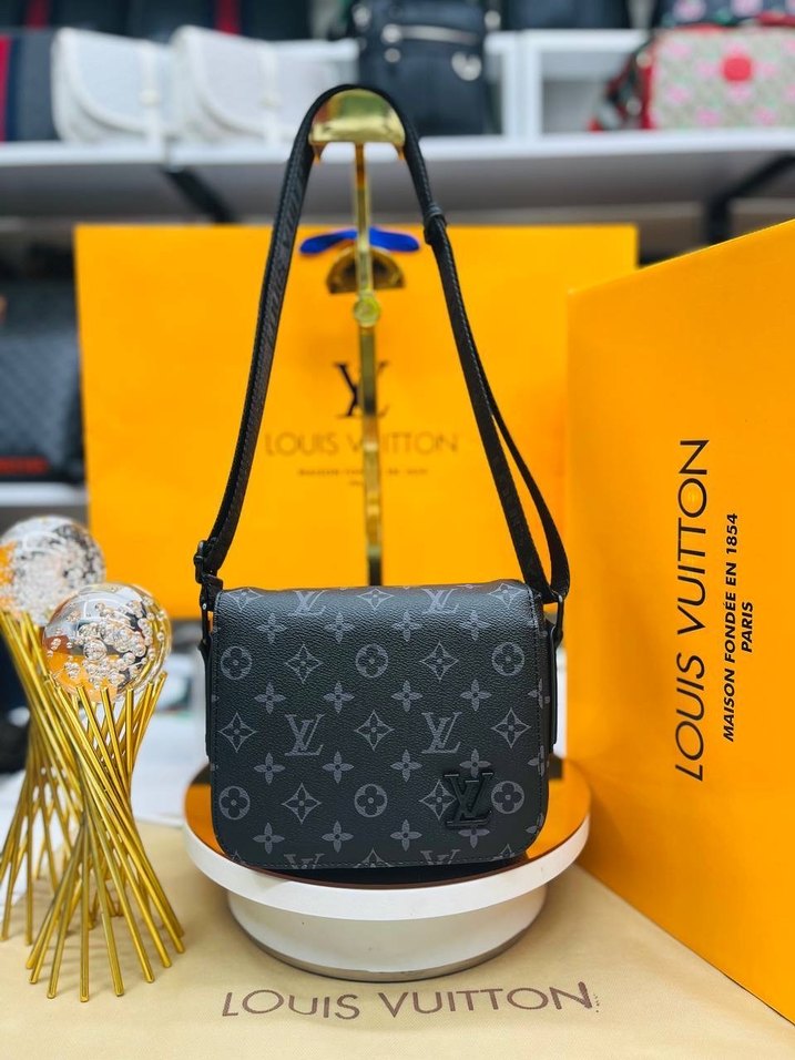 Louis Vuitton Erkek Siyah Omuz Çantası - Görsel 4