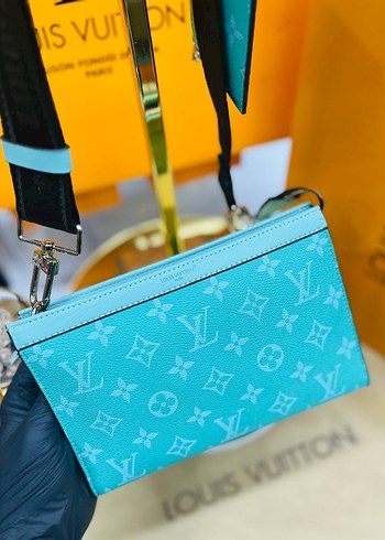 Louis Vuitton Mavi Renkli Fermuarlı Omuz Çantası - Görsel 14