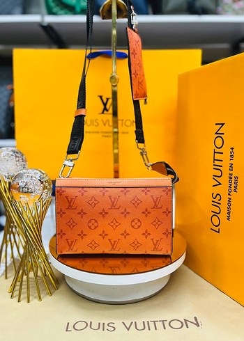 Louis Vuitton Mavi Renkli Fermuarlı Omuz Çantası - Görsel 11