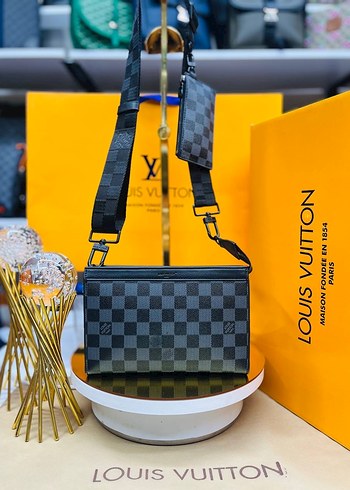Louis Vuitton Mavi Renkli Fermuarlı Omuz Çantası - Görsel 10