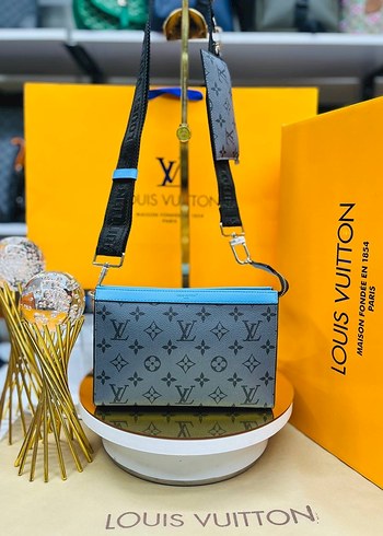 Louis Vuitton Mavi Renkli Fermuarlı Omuz Çantası - Görsel 9