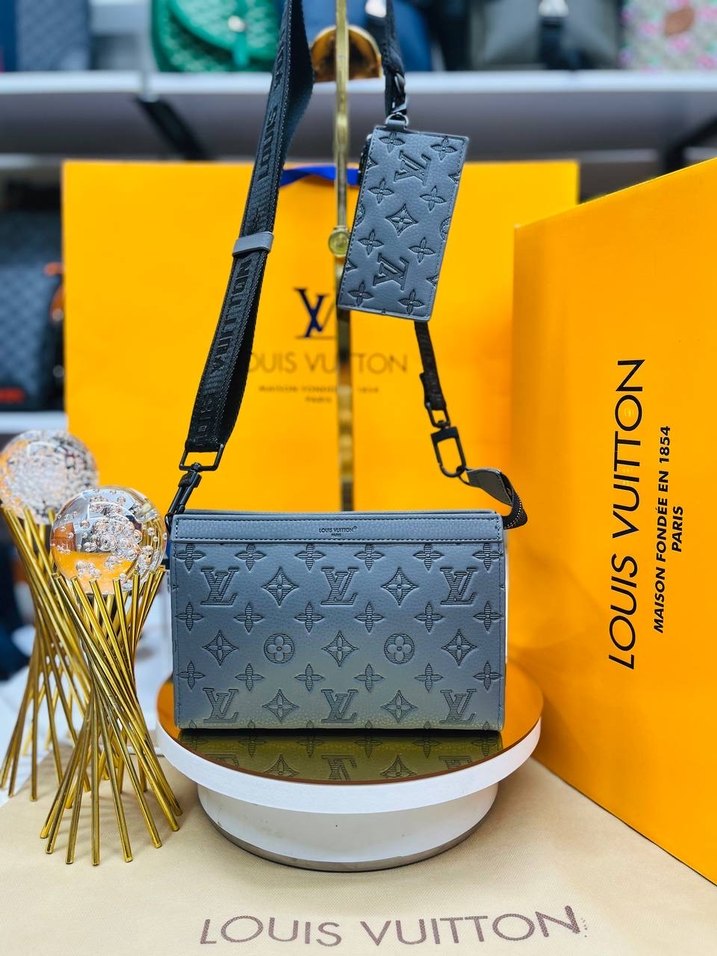 Louis Vuitton Mavi Renkli Fermuarlı Omuz Çantası - Görsel 5