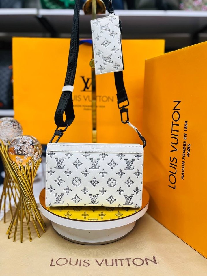 Louis Vuitton Mavi Renkli Fermuarlı Omuz Çantası - Görsel 4