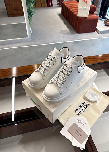 Alexander McQueen 42