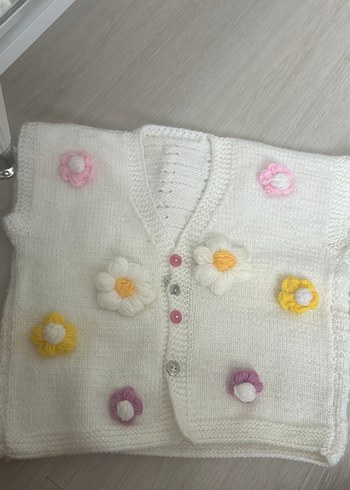 Nakışlı Beyaz Kız Çocuk Örgü Yelek