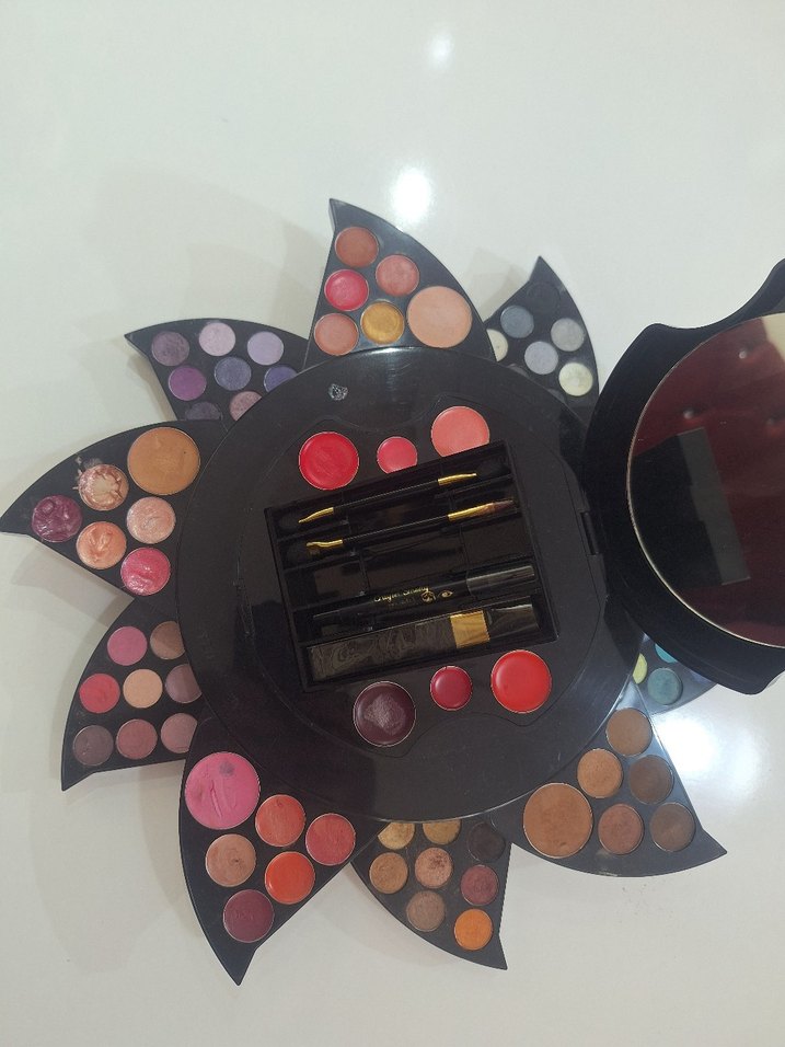 Çok Renkli büyük makyaj seti - Görsel 2