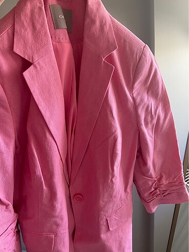 Pembe kolu büzgülü ceket