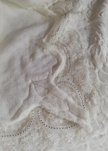 İşlemeli Beyaz Parlak Yatak Örtüsü - Görsel 6