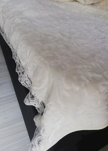 İşlemeli Beyaz Parlak Yatak Örtüsü - Görsel 2