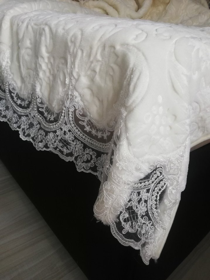 İşlemeli Beyaz Parlak Yatak Örtüsü - Görsel 3