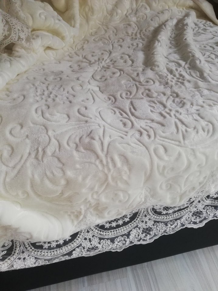 İşlemeli Beyaz Parlak Yatak Örtüsü - Görsel 5