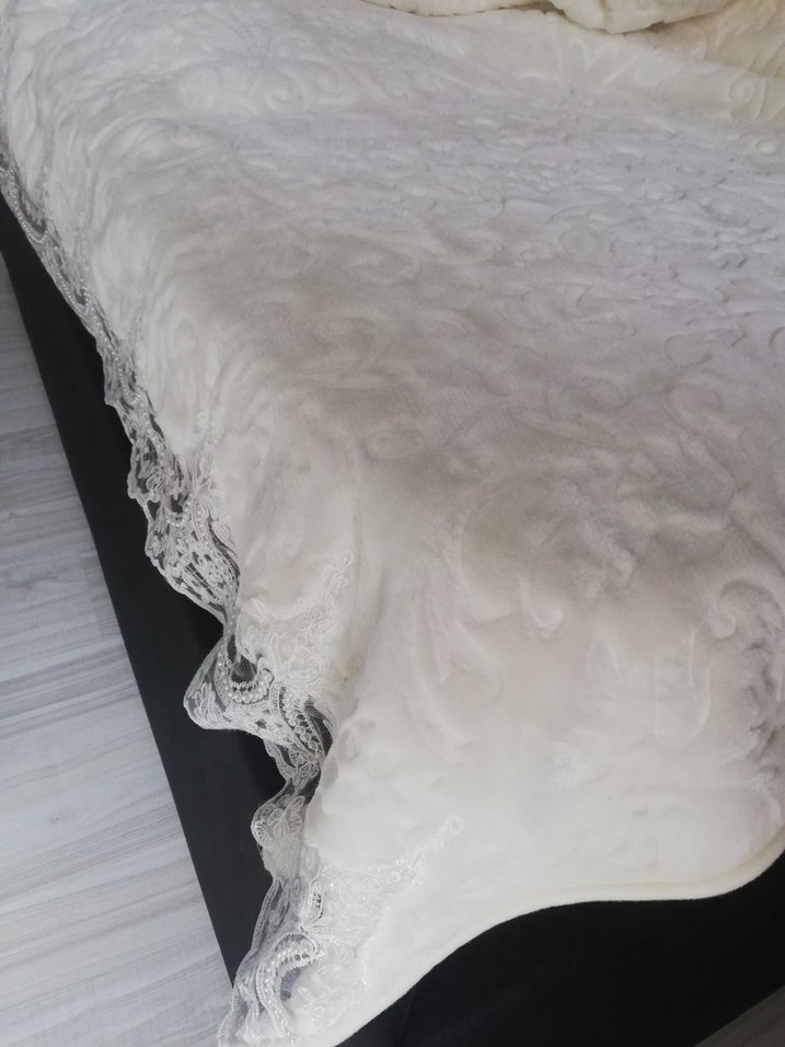 İşlemeli Beyaz Parlak Yatak Örtüsü - Görsel 2