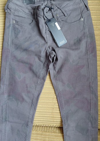 Guess desenli jean - Görsel 3