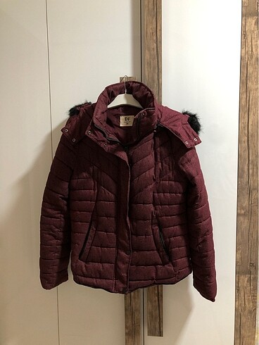 Bordo kapüşonlu mont