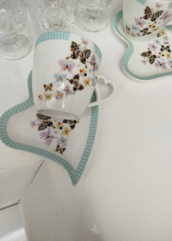 Kalp Kulplu Beyaz Çiçek Desenli Fincan ve Bardak Seti - Görsel 2