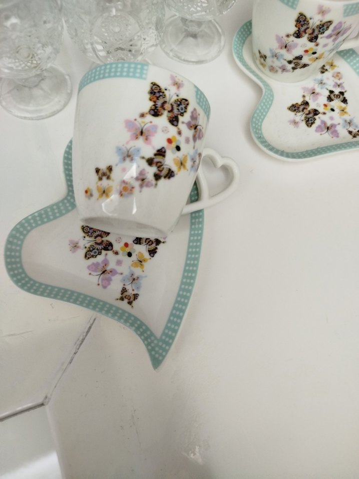 Kalp Kulplu Beyaz Çiçek Desenli Fincan ve Bardak Seti - Görsel 2