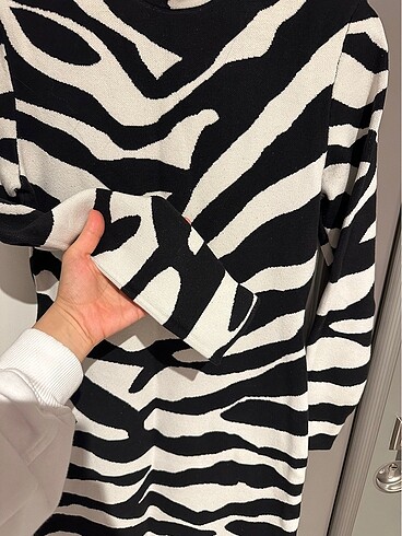 m Beden siyah Renk H&M Premium Zebra Desenli Elbise