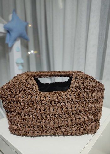 MANGO Model kağıt ipten burslu çanta örülmüştür.
