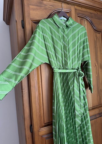 Yeşil Çizgili Uzun Pliseli Elbise - Görsel 5