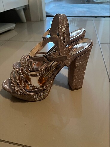 Topuklu ayakkabı - Görsel 2