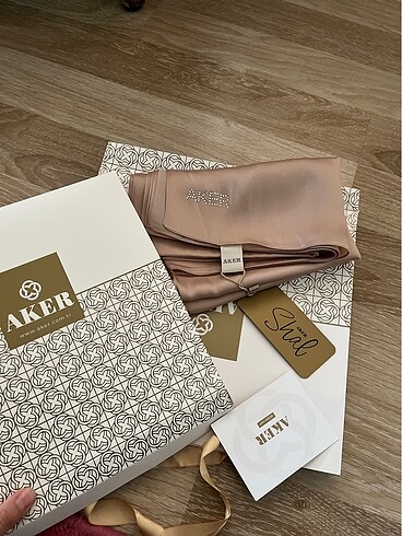 Aker saten şal