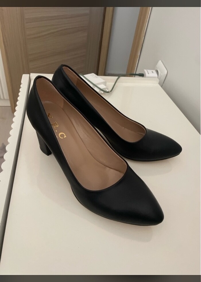 Topuklu siyah ayakkabı - Görsel 2