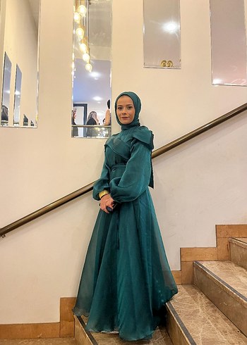 Uzun yeşil Saten Tesettür Abiye - Görsel 2