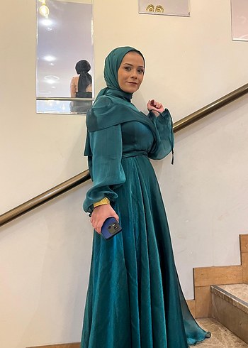 Uzun yeşil Saten Tesettür Abiye - Görsel 3