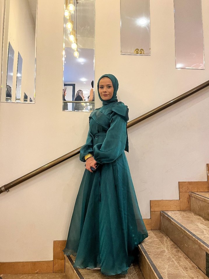 Uzun yeşil Saten Tesettür Abiye - Görsel 2