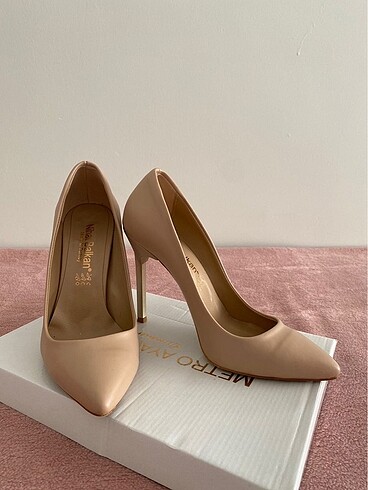 Topuk detaylı Deri stiletto