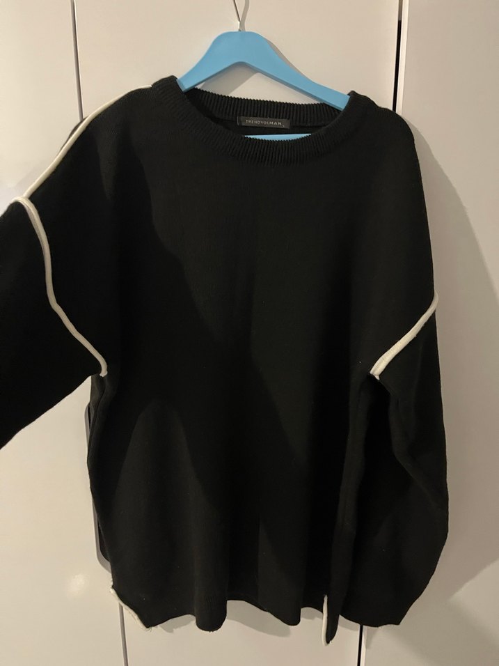 Zincir Detaylı Siyah  Triko - Görsel 2