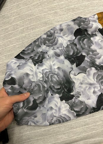 Gri Çiçek Desenli şal - Görsel 2