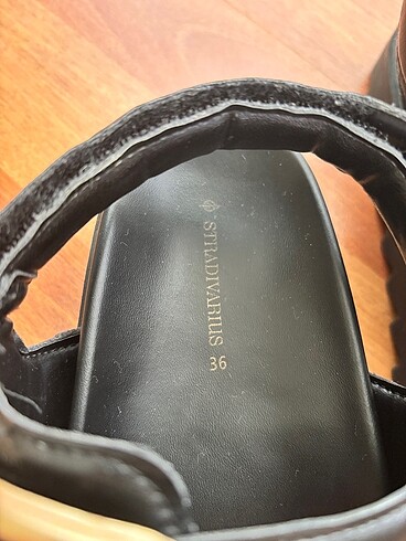 36 Beden siyah Renk Stradivarius Tokalı Sandalet
