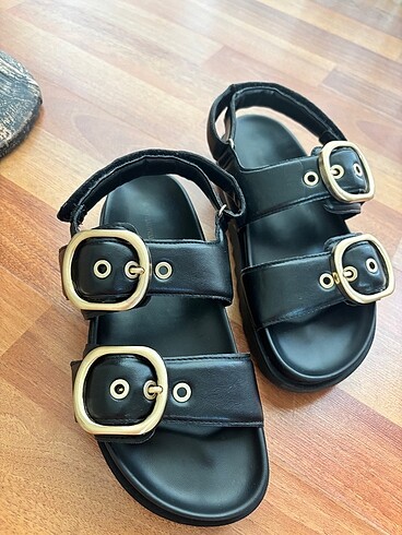 36 Beden Stradivarius Tokalı Sandalet