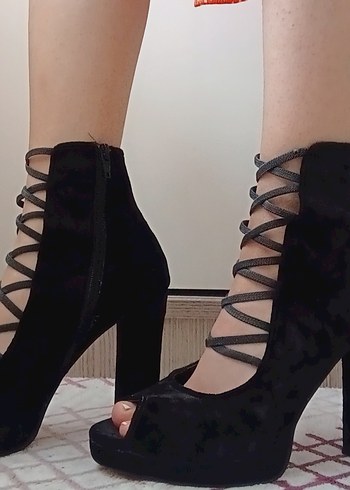 Siyah Süet Bağcıklı Gotik Topuklu Ayakkabı