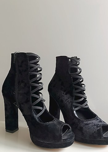 Bambi Siyah Süet Bağcıklı Gotik Topuklu Ayakkabı