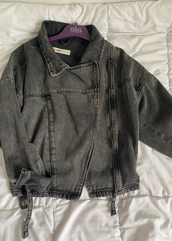 Gri Bel Detaylı Bol Kesim Denim Ceket - Görsel 3