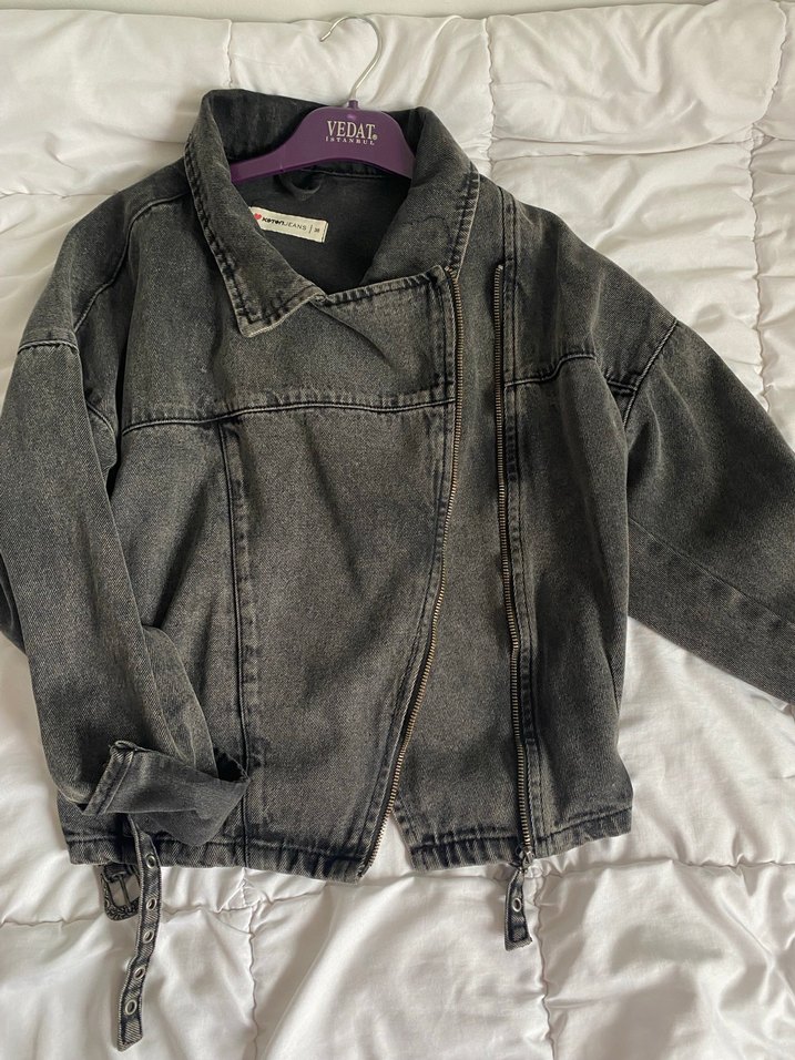 Gri Bel Detaylı Bol Kesim Denim Ceket - Görsel 3