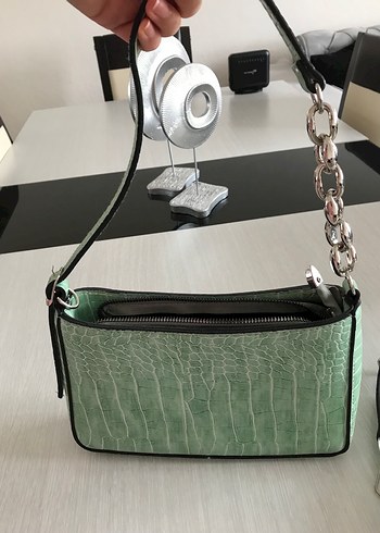 Zincir Detaylı Yeşil Deri Yılan Desenli Çanta - Görsel 9